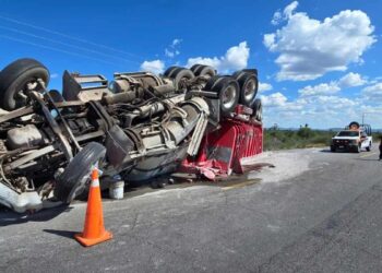 volcadura de tractocamión en Tula