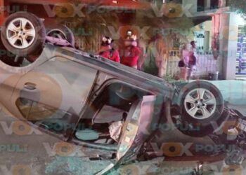 Abuelito pierde el control de su automóvil, se impacta contra camioneta de carga y termina volcado en Tampico, Tamaulipas