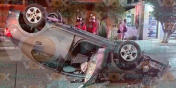 Abuelito pierde el control de su automóvil, se impacta contra camioneta de carga y termina volcado en Tampico, Tamaulipas