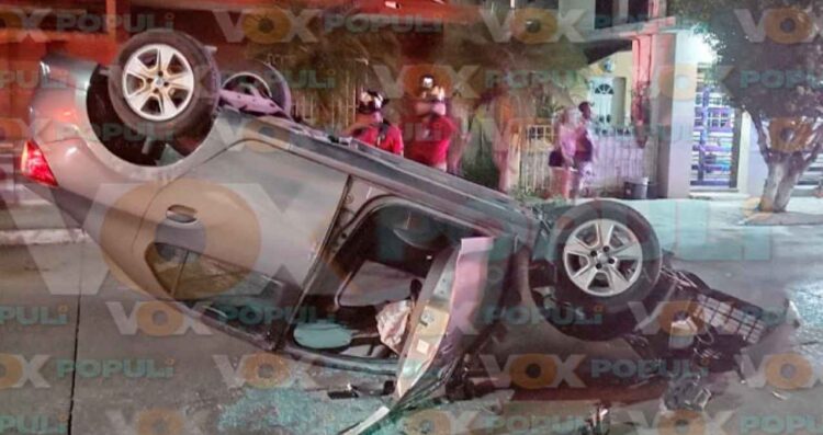 Abuelito pierde el control de su automóvil, se impacta contra camioneta de carga y termina volcado en Tampico, Tamaulipas