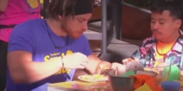 Aldo De Nigris conquista el corazón de México al compartir comida con Abelito