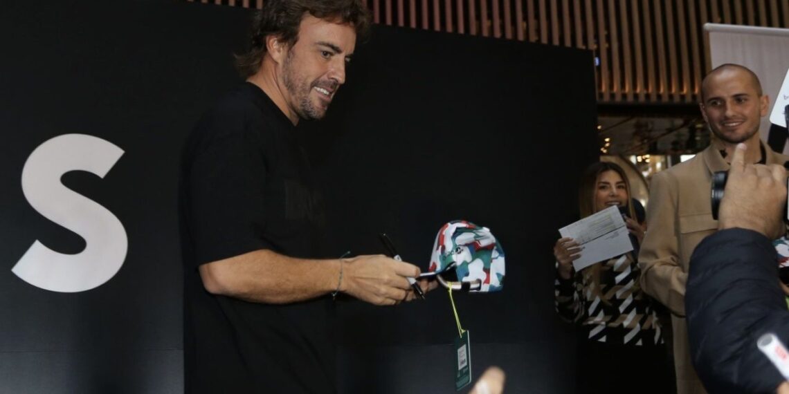 Alonso celebra el regreso de Sergio Checo Pérez a la F1