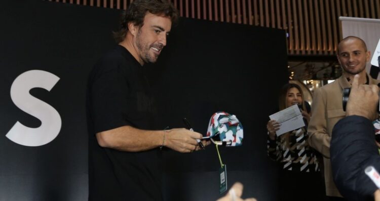 Alonso celebra el regreso de Sergio Checo Pérez a la F1