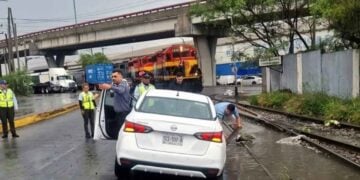 Auto queda atrapado Monterrey