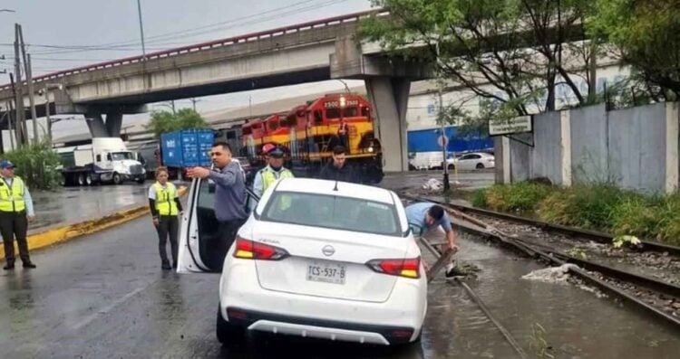 Auto queda atrapado Monterrey