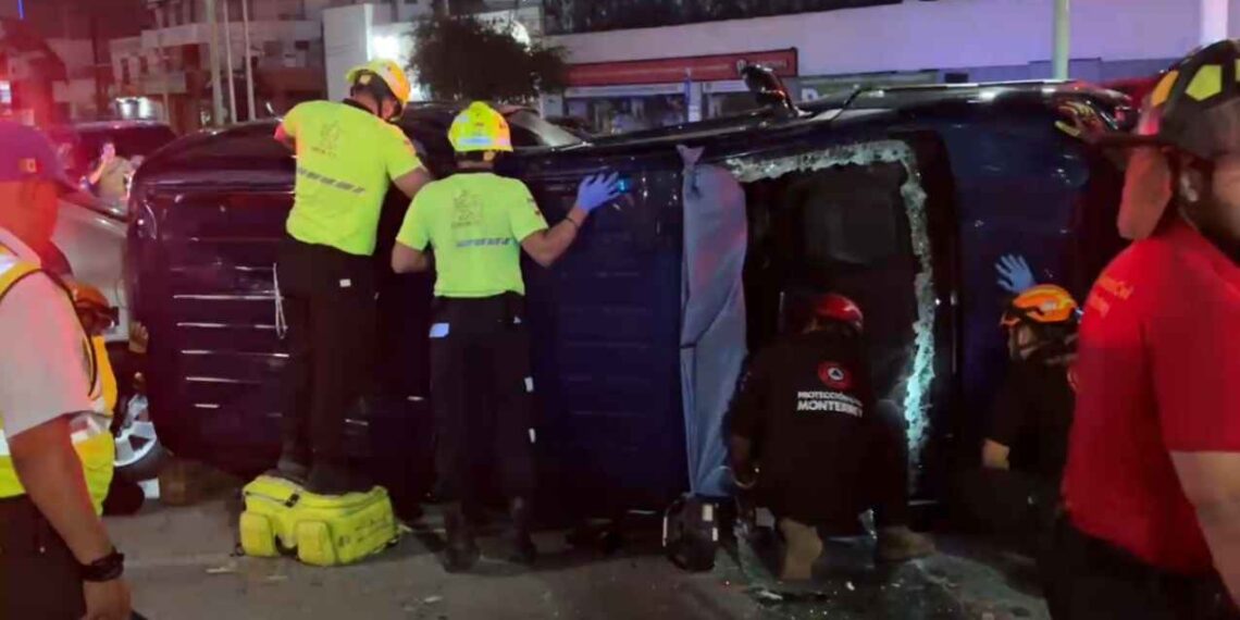 Automovilista queda lesionado tras volcar en el Centro de Monterrey