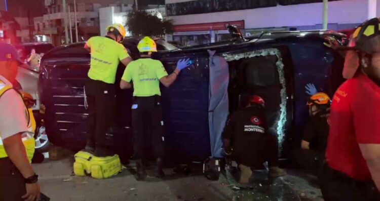 Automovilista queda lesionado tras volcar en el Centro de Monterrey