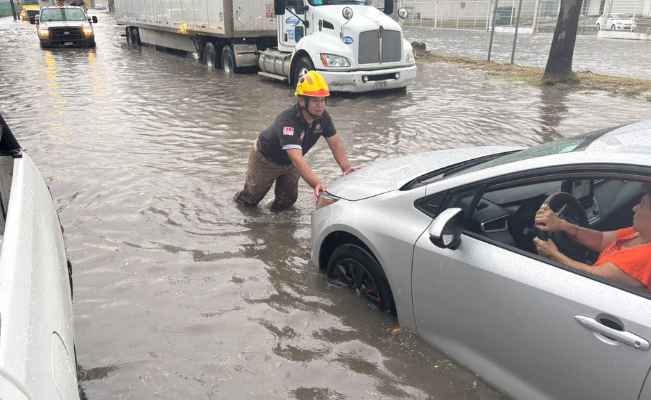 Automovilistas quedan varados en diferentes zonas de Escobedo, NL tras lluvias intensas