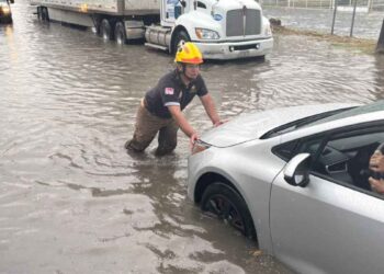 Automovilistas quedan varados en diferentes zonas de Escobedo, NL tras lluvias intensas