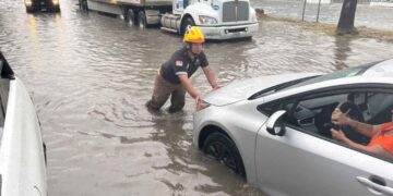 Automovilistas quedan varados en diferentes zonas de Escobedo, NL tras lluvias intensas