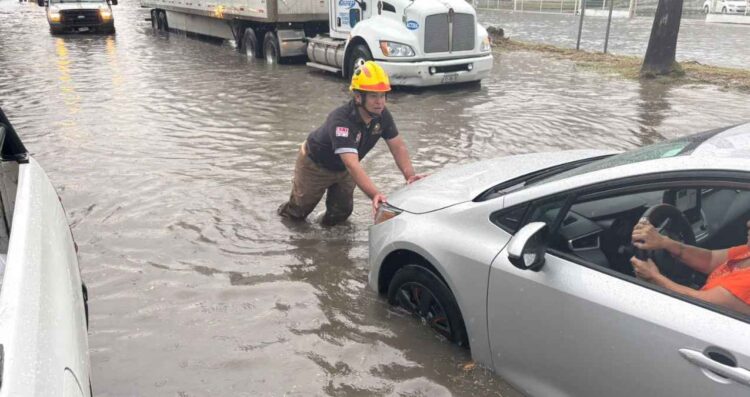 Automovilistas quedan varados en diferentes zonas de Escobedo, NL tras lluvias intensas