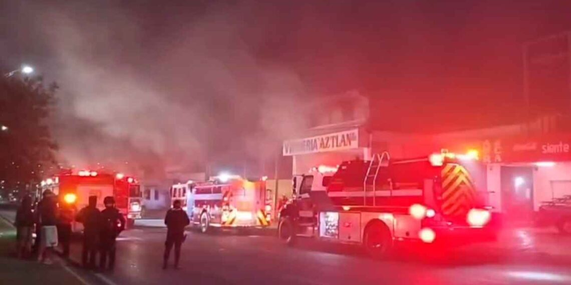 Bomberos sofocan incendio en la colonia San Bernabé de Monterrey, NL