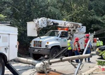 Camión derriba poste y causa apagón en San Pedro, Nuevo León