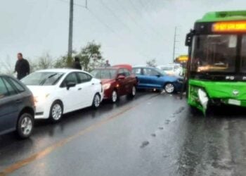 Camión urbano provoca carambola y deja 25 lesionados en la Carretera Apodaca-Juárez