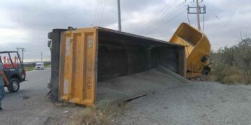 Camión vuelca Monterrey-Colombia