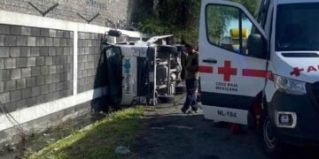 Camioneta cargada con contenedores con agua vuelca y deja 2 heridos en Apodaca, Nuevo León