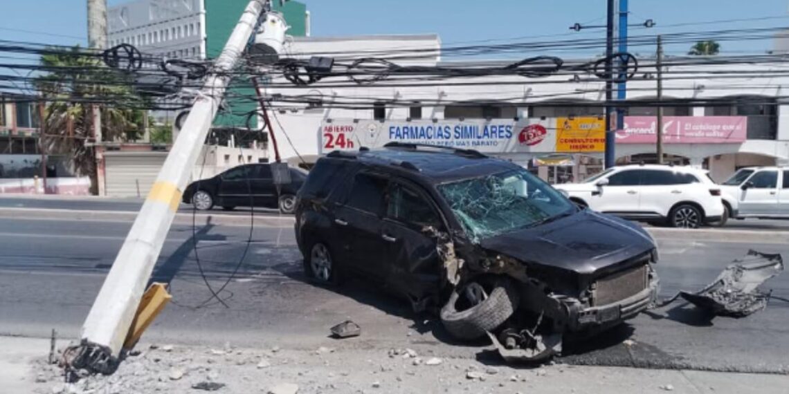 Camioneta se impacta contra un poste de luz en Reynosa, Tamaulipas