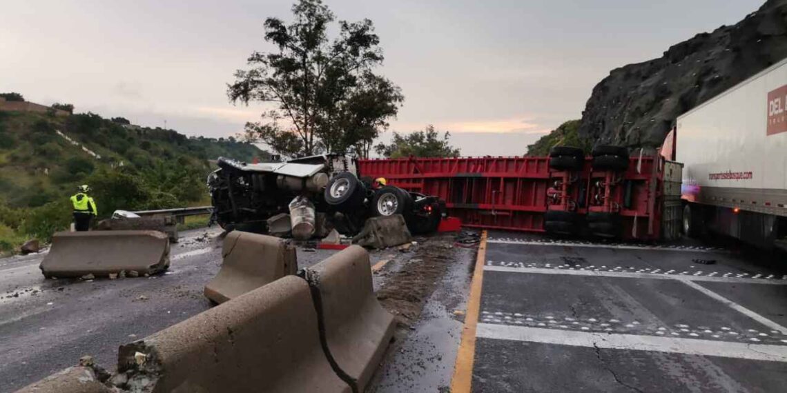Chocan 3 tráileres en la carretera León-Aguascalientes; reportan 2 heridos