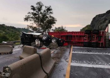 Chocan 3 tráileres en la carretera León-Aguascalientes; reportan 2 heridos