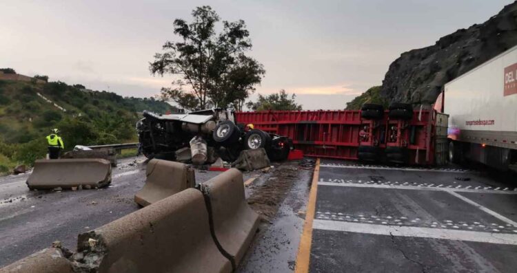 Chocan 3 tráileres en la carretera León-Aguascalientes; reportan 2 heridos