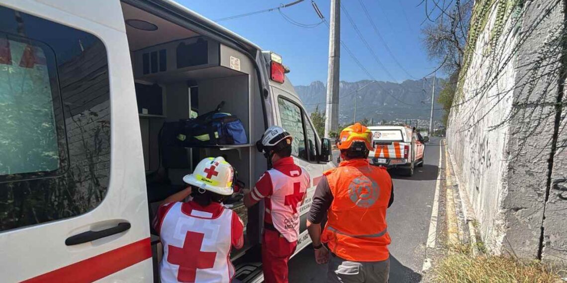 Chocó camioneta poste Monterrey