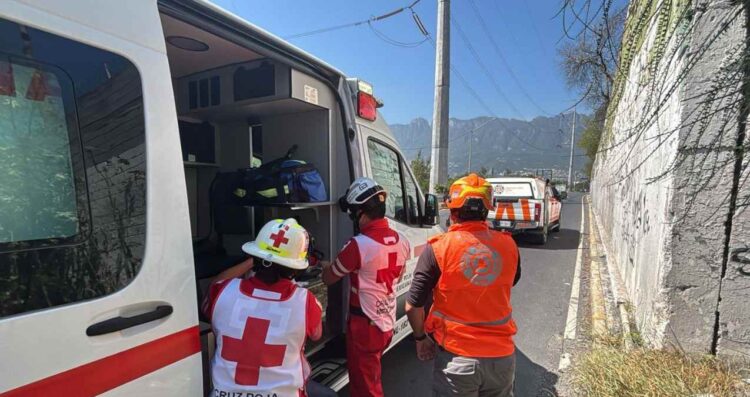 Chocó camioneta poste Monterrey