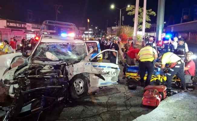 Choque entre patrullas de la Policía de Monterrey deja tres oficiales lesionados