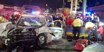 Choque entre patrullas de la Policía de Monterrey deja tres oficiales lesionados