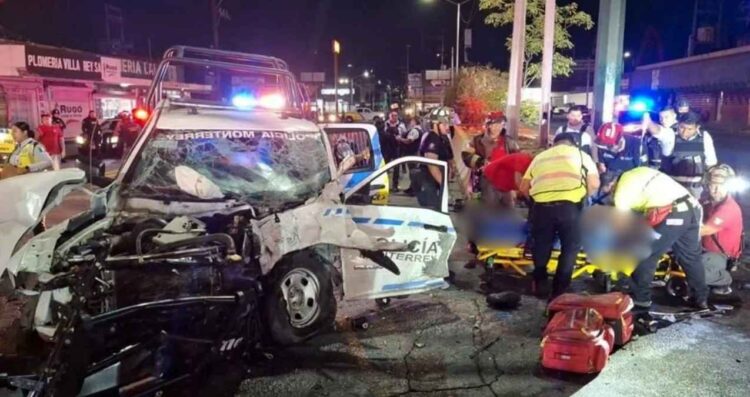Choque entre patrullas de la Policía de Monterrey deja tres oficiales lesionados