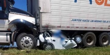 Automovilista muere al quedar prensado tras choque de tráileres en la Autopista a Laredo de Vallecillo, NL