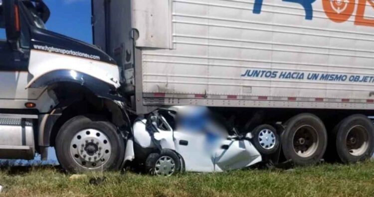 Automovilista muere al quedar prensado tras choque de tráileres en la Autopista a Laredo de Vallecillo, NL