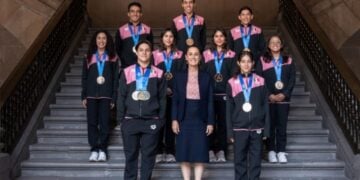 Claudia Sheinbaum recibe a clavadistas mexicanos en Palacio Nacional tras Campeonato Mundial