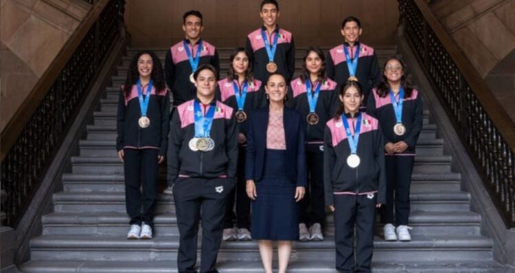 Claudia Sheinbaum recibe a clavadistas mexicanos en Palacio Nacional tras Campeonato Mundial