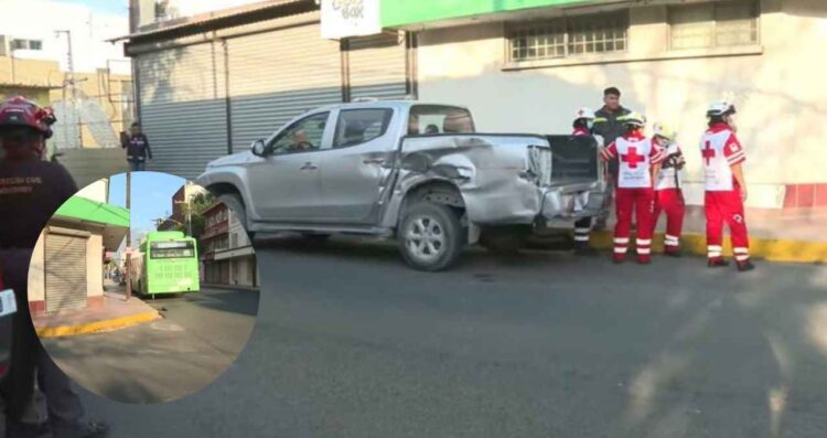 Colisión entre camioneta y transporte público deja 3 heridos en Monterrey, Nuevo León