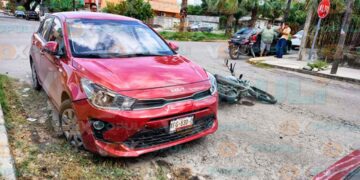 Conductor cierra el paso a joven motociclista y lo lesiona en avenida de Ciudad Victoria, Tamaulipas