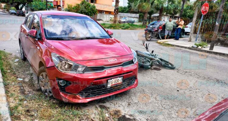 Conductor cierra el paso a joven motociclista y lo lesiona en avenida de Ciudad Victoria, Tamaulipas