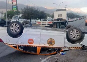 Conductor provoca fuerte accidente tras no respetar señal de alto en Santa Catarina, NL