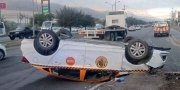 Conductor provoca fuerte accidente tras no respetar señal de alto en Santa Catarina, NL