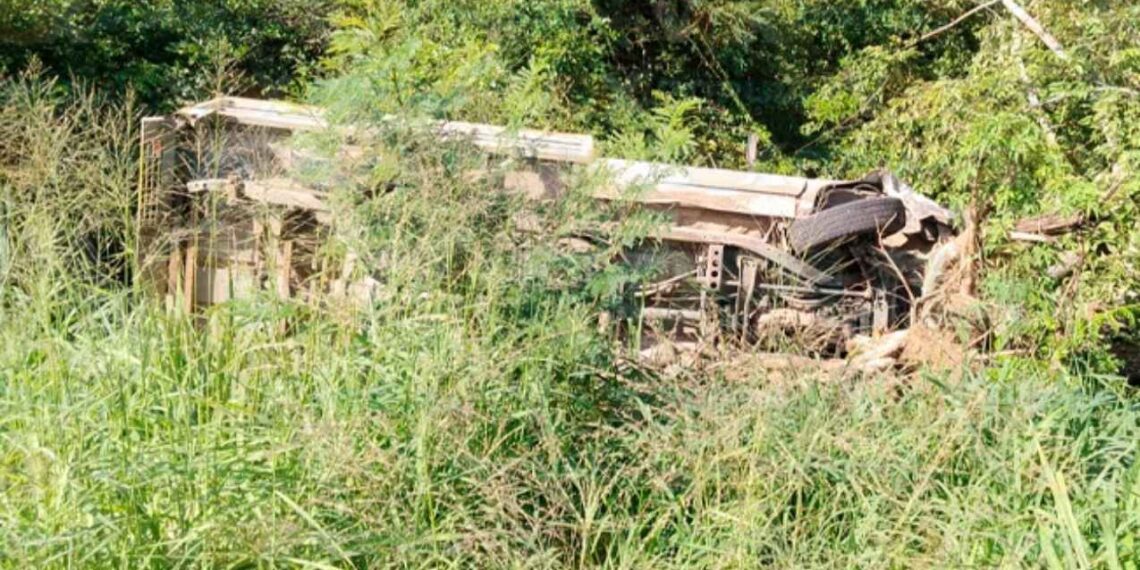 Camioneta volcada matorrales Altamira