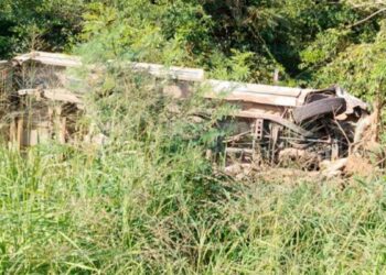 Camioneta volcada matorrales Altamira