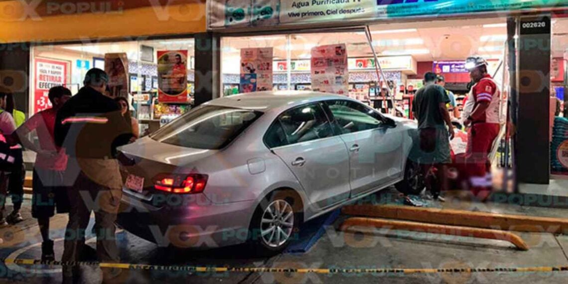 Cd. Victoria: Conductora embiste a 3 y termina dentro de un Oxxo