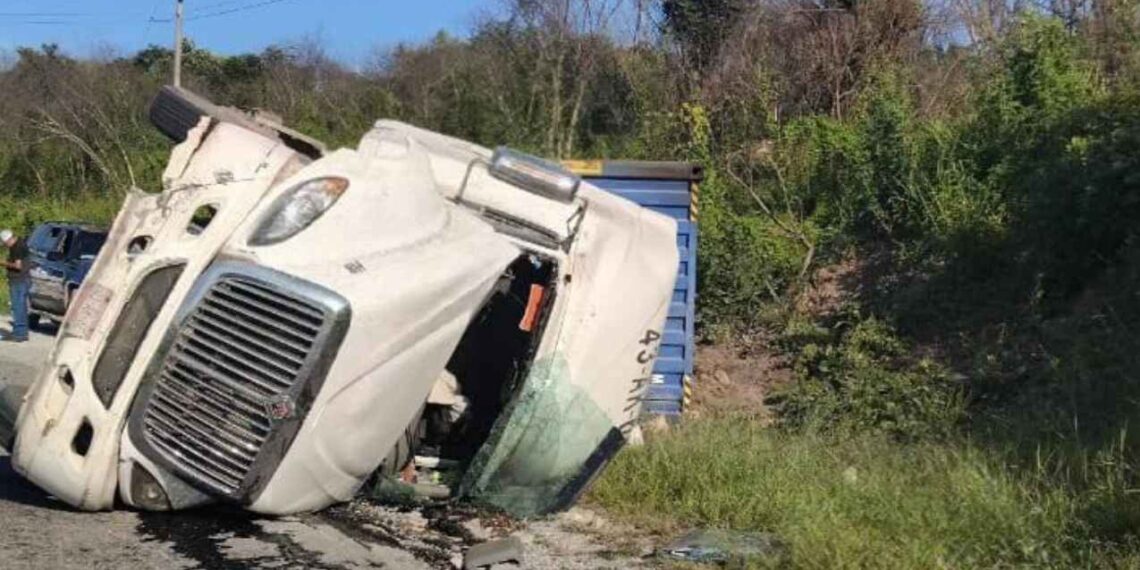 tráiler volcadura curva “El Pachón”