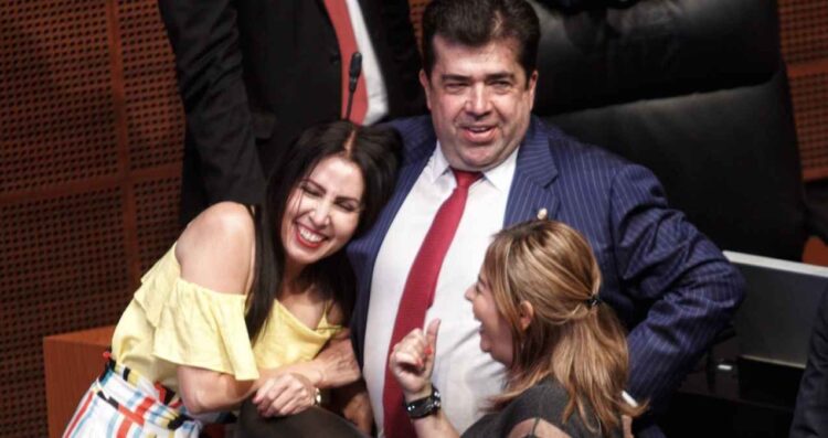 Pedro Haces mujeres