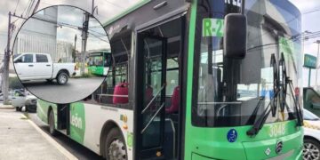 Escolta choca contra camión urbano en Monterrey; hay dos heridos