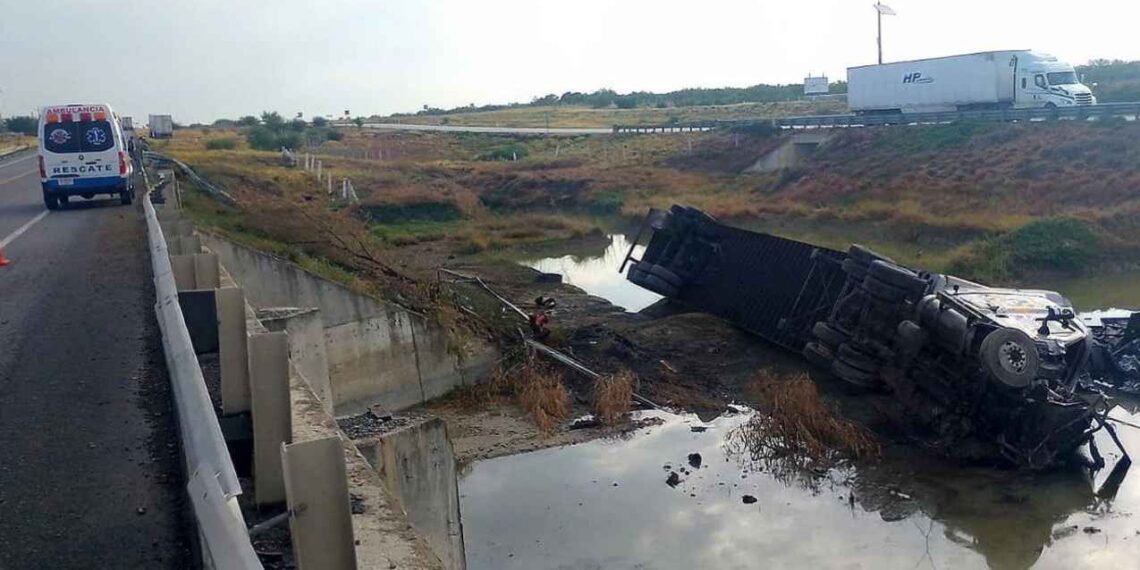 Fallece joven trailero tras choque en la Carretera Monterrey-Nuevo Laredo