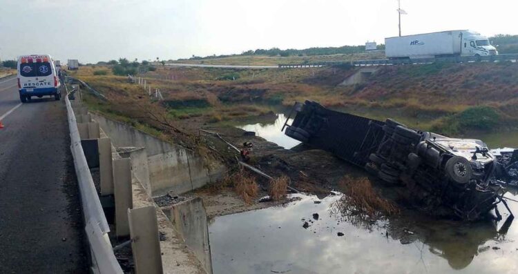 Fallece joven trailero tras choque en la Carretera Monterrey-Nuevo Laredo