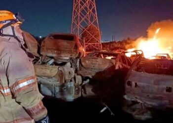 Fuego consume alrededor de 40 vehículos en corralón de El Carmen, Nuevo León