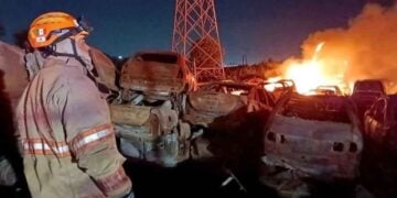 Fuego consume alrededor de 40 vehículos en corralón de El Carmen, Nuevo León