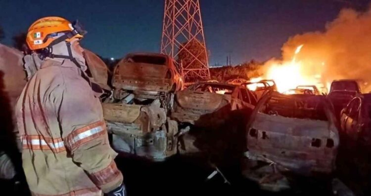 Fuego consume alrededor de 40 vehículos en corralón de El Carmen, Nuevo León