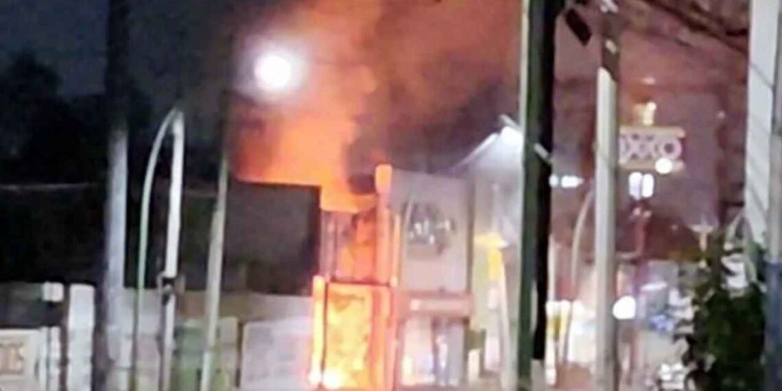 Fuego consume un bar abandonado en Monterrey, Nuevo León